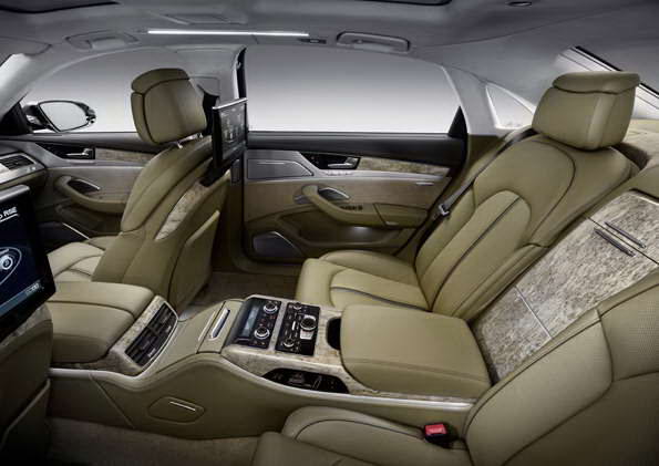 Audi A8L interiér